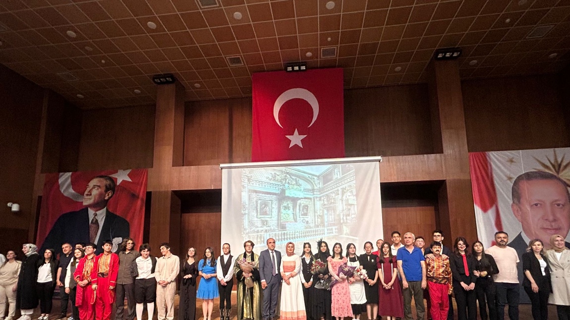 Öğrencilerimiz Moliere'in “Kibarlık Budalası” Adlı Oyununu Sergiledi